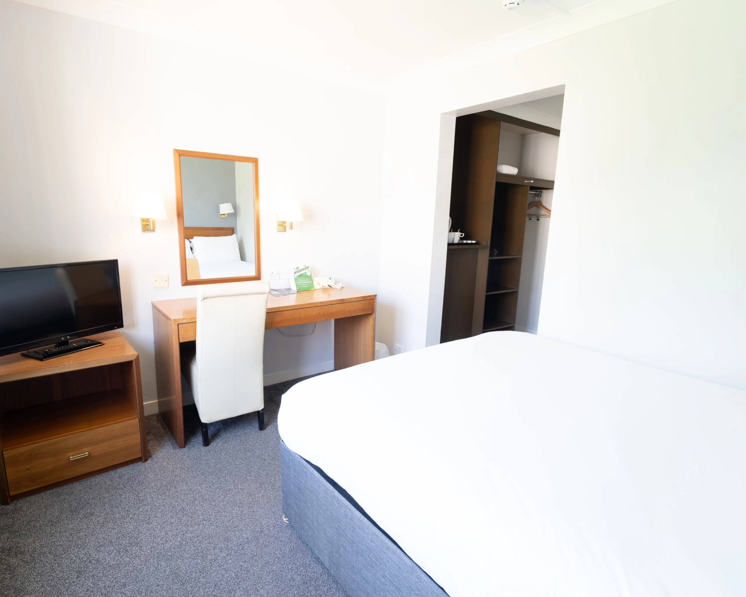 Double Room room image 18